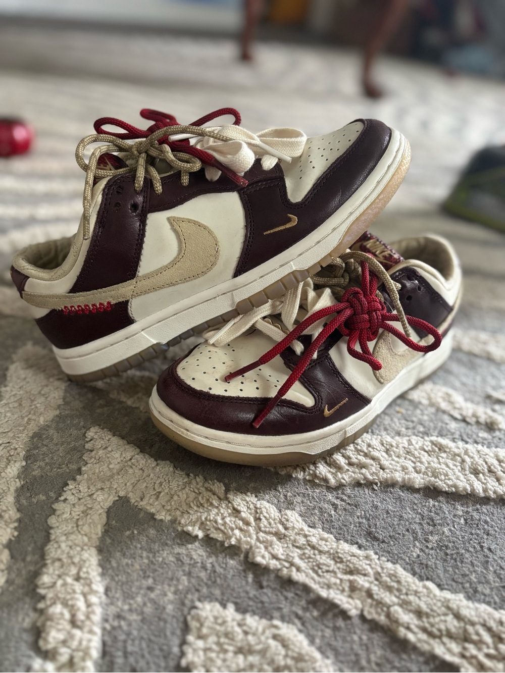 Nike Kids Low-Top Sneakers in Burgundy, Cream and Tan unisex